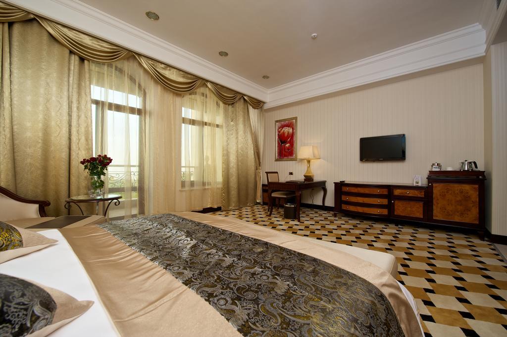 Royal Tulip Almaty Hotel Exterior foto